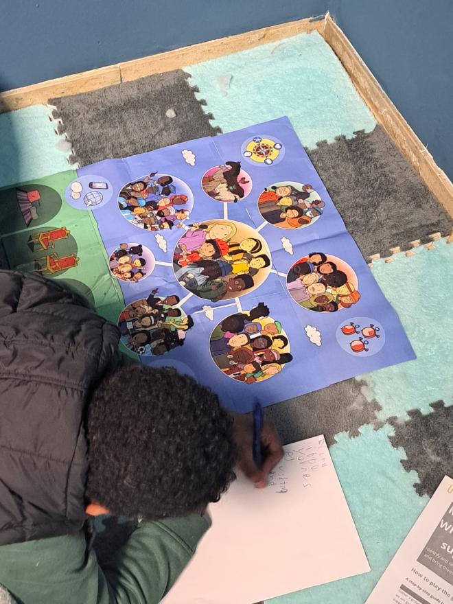 Foto van een jongen aan de slag met de toolkit