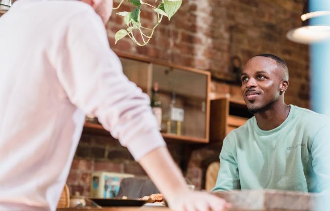 man en vrouw in gesprek